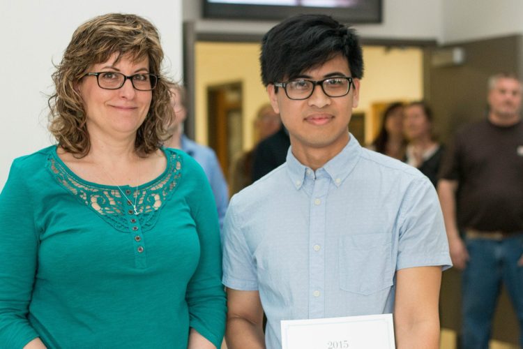 Prof Elaine Cunfer presented an award to Arren Dawinan. photo: Chrissy Corrado